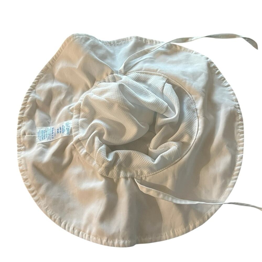 iPlay 
White UPF hat 
Adjustable ties - Picture 3 of 7
